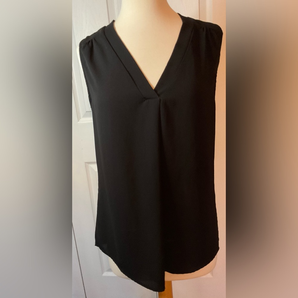 Jon & Anna Black V Neck Sleeveless Top Size‎ Medium